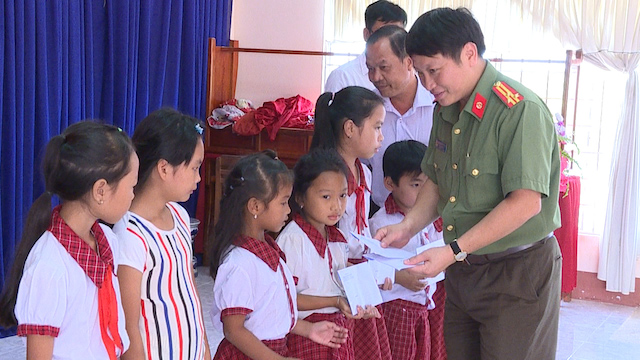 Trao nhà tình nghĩa, học bổng cho học sinh tại xã Long Phước - Ảnh minh hoạ 2
