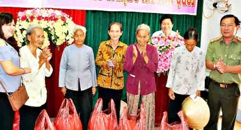 Công an Vĩnh Long tặng quà cho các gia đình nghèo Bình Tân