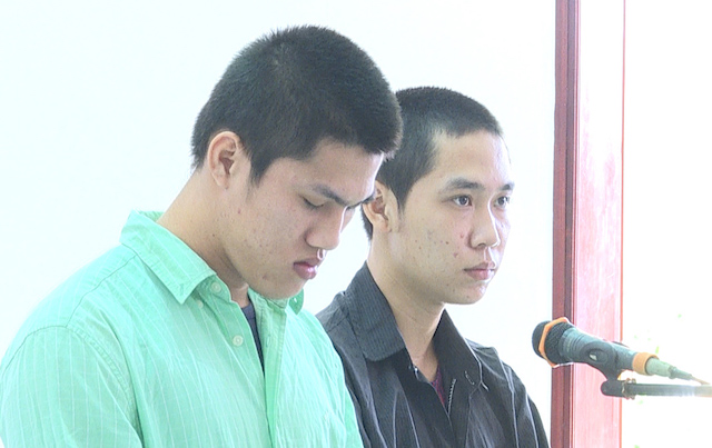 Thành (áo xanh) và Đỉnh tại phiên toà.