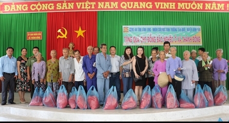 Công an Vĩnh Long tặng quà cho các hộ nghèo ở Bình Tân