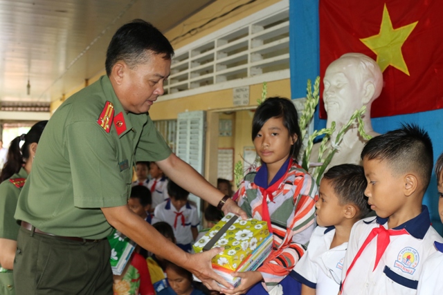 Công an TP Cần Thơ tặng quà cho học sinh nghèo vượt khó - Ảnh minh hoạ 2