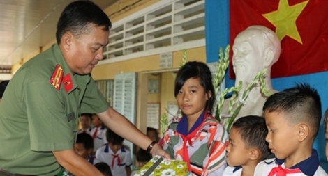Công an TP Cần Thơ tặng quà cho học sinh nghèo vượt khó