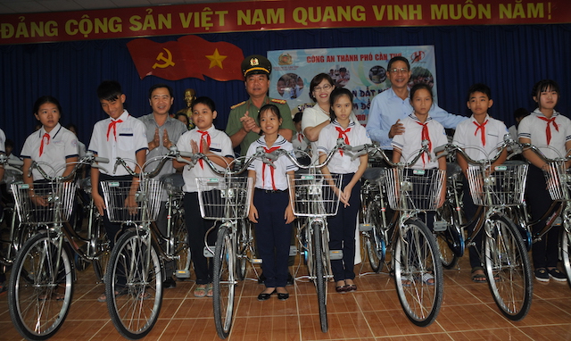 Công an TP Cần Thơ tặng xe đạp cho học sinh nghèo vượt khó