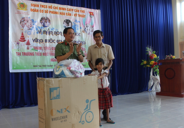 Công an TP Cần Thơ trao quà cho học sinh nghèo, khuyết tật vùng sâu