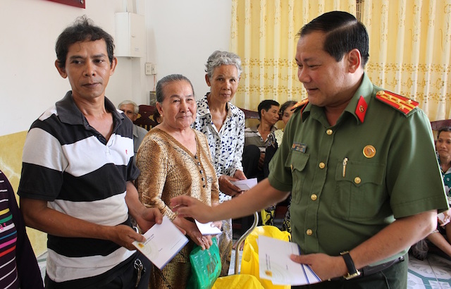Công an TP Cần Thơ, Trà Vinh tặng quà nhân dịp Tết Chôl-Chnăm-Thmây