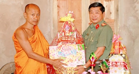 Công an tỉnh Vĩnh Long thăm và chúc tết cổ truyền Chol Chnam Thmay