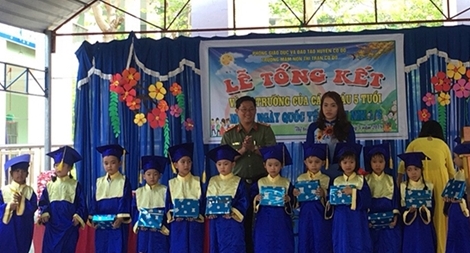 Công an TP Cần Thơ, Đồng Tháp tặng quà cho học sinh nghèo