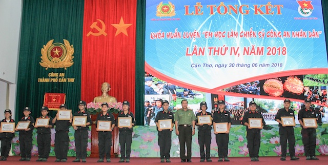 Tổng kết khóa huấn luyện “Em học làm chiến sỹ CAND” - Ảnh minh hoạ 2