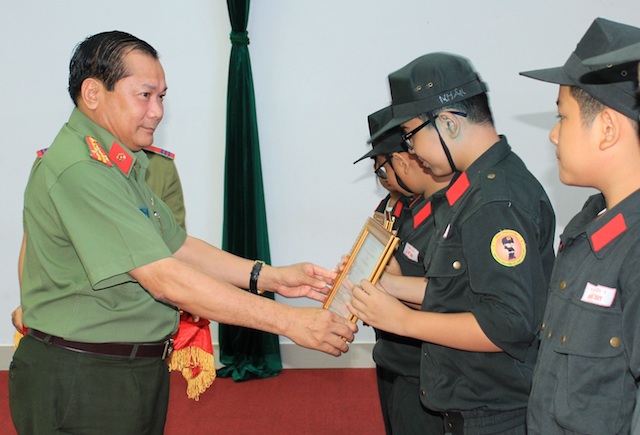 Tổng kết khóa huấn luyện “Em học làm chiến sỹ CAND”