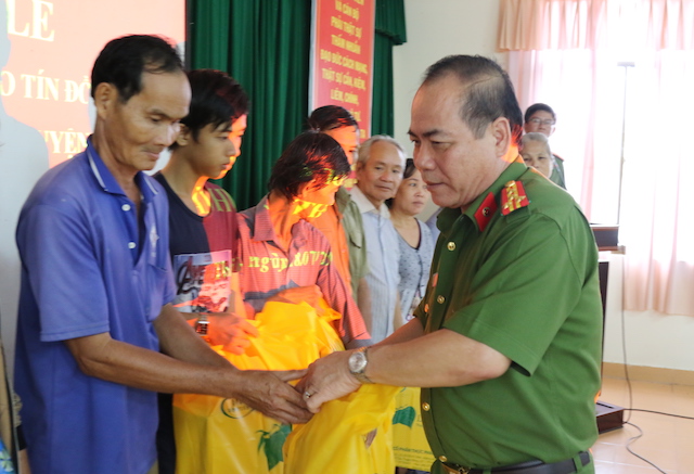 Công an TP Cần Thơ trao tặng 200 phần quà cho các hộ nghèo - Ảnh minh hoạ 2