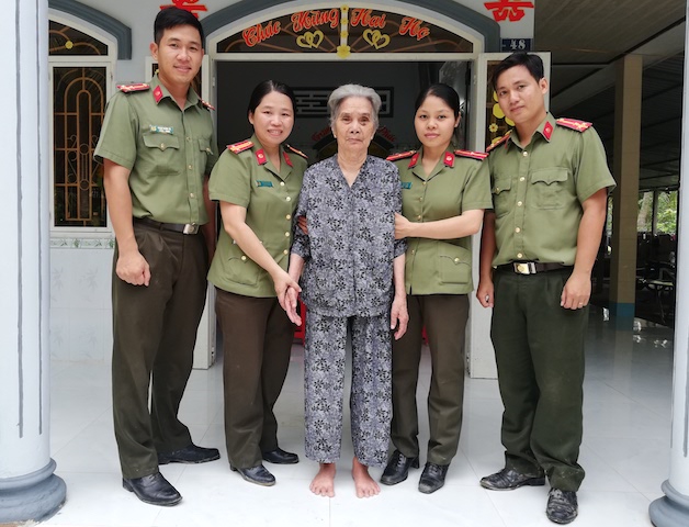 Công an Trà Vinh thăm, tặng quà các Mẹ Việt Nam anh hùng