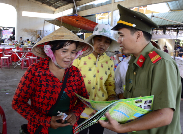 Đoàn thanh niên Công an Trà Vinh ra quân chiến dịch “Hãy làm sạch biển”