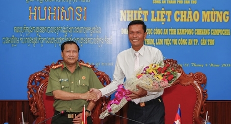 Công an tỉnh Kom Pong Chhnăng thăm và làm việc tại Công an TP Cần Thơ