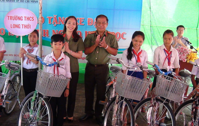 Công an Trà Vinh tặng 100 xe đạp cho học sinh nghèo