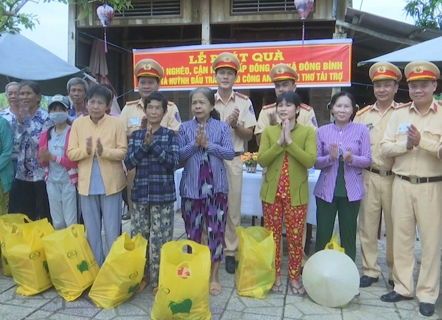 Công an TP Cần Thơ tặng 100 phần quà cho người nghèo Bình Minh