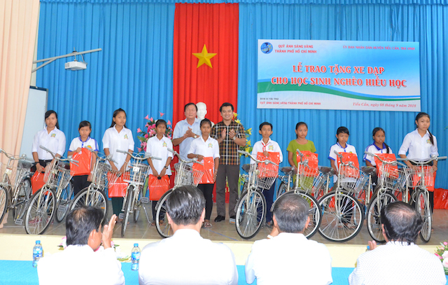 Công an Trà Vinh tiếp tục trao 50 xe đạp cho học sinh