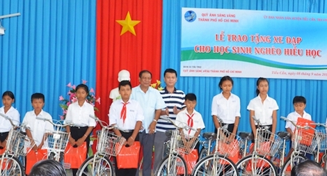 Công an Trà Vinh tiếp tục trao 50 xe đạp cho học sinh