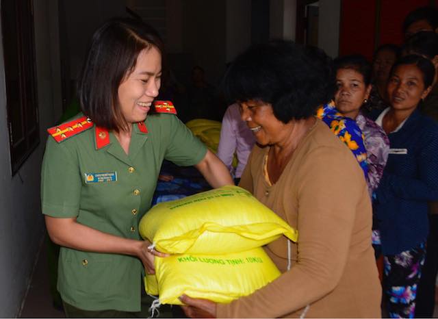 Công an Trà Vinh tặng 2 tấn gạo cho người nghèo