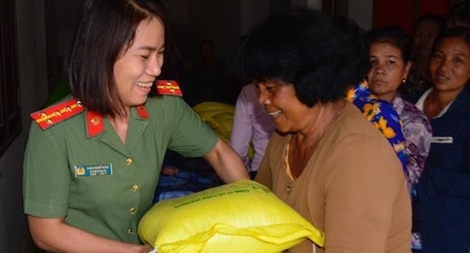 Công an Trà Vinh tặng 2 tấn gạo cho người nghèo