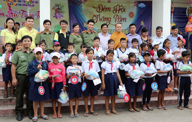 Công an TP Cần Thơ tặng quà Tết trung thu cho học sinh nghèo