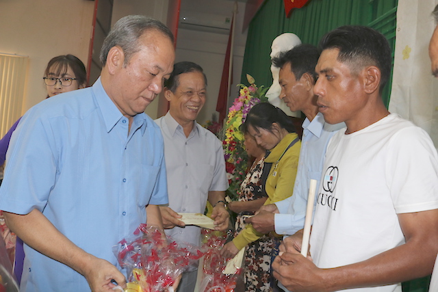 Sâu lắng tình xuân với người dân nghèo trên biển Tây Nam - Ảnh minh hoạ 3