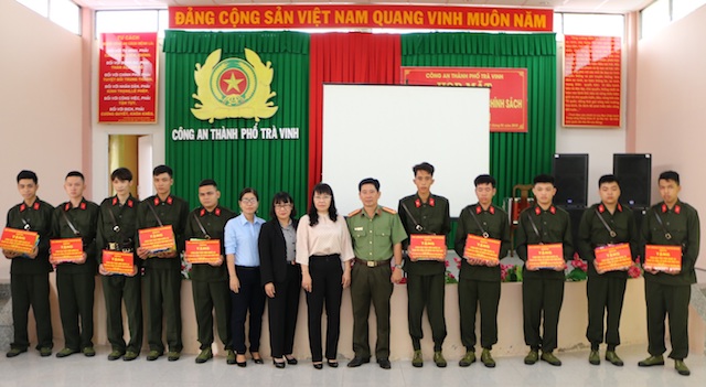 Công an TP Trà Vinh tặng sổ tiết kiệm cho công dân trúng tuyển nghĩa vụ