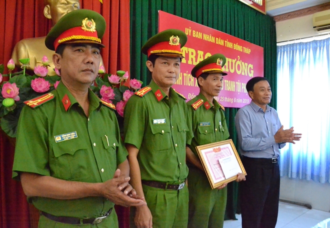 Chủ tịch UBND tỉnh trao thưởng lực lượng Công an bắt 7,2 kg ma tuý - Ảnh minh hoạ 2