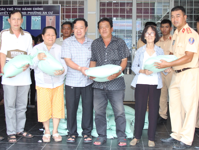 Phòng Cảnh sát giao thông Công an TP Cần Thơ tặng 2,3 tấn gạo cho người nghèo - Ảnh minh hoạ 2