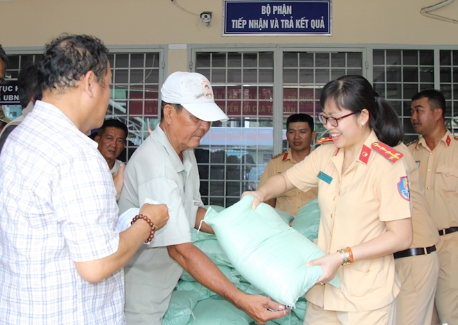 Phòng Cảnh sát giao thông Công an TP Cần Thơ tặng 2,3 tấn gạo cho người nghèo