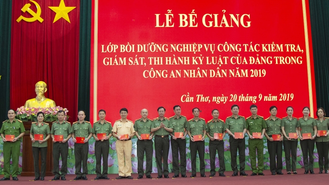 Bế giảng lớp bồi dưỡng nghiệp vụ kiểm tra, giám sát năm 2019