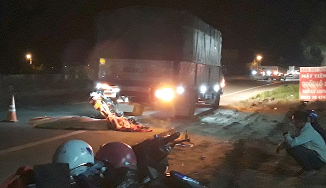 Tự tông vào đuôi xe tải, 2 mẹ con tử vong trên QL1A