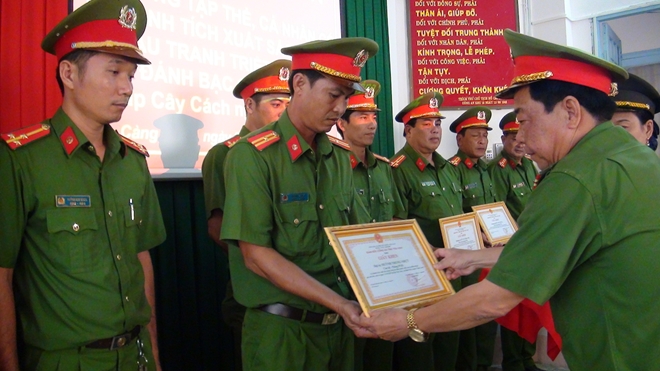 Chủ tịch UBND tỉnh Trà Vinh: Khen thưởng đột xuất CBCS triệt phá sới bạc lớn - Ảnh minh hoạ 3