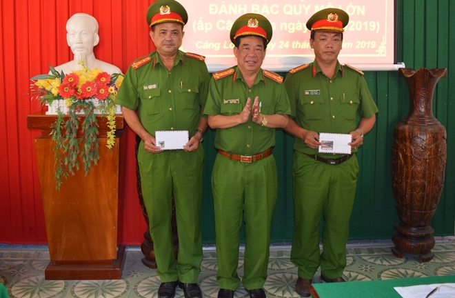 Chủ tịch UBND tỉnh Trà Vinh: Khen thưởng đột xuất CBCS triệt phá sới bạc lớn - Ảnh minh hoạ 2