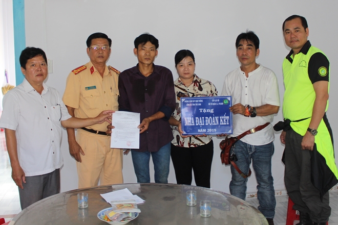 Phòng CSGT Công an tỉnh Trà Vinh tặng nhà đại đoàn kết