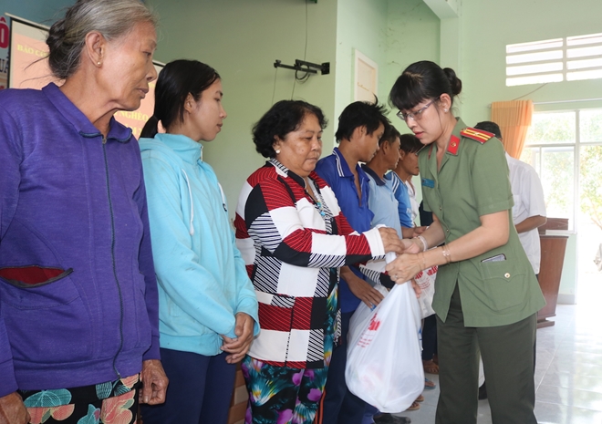 Mang yêu thương về với người dân vùng biên giới đất Sen Hồng - Ảnh minh hoạ 5