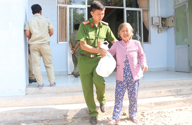 Mang yêu thương về với người dân vùng biên giới đất Sen Hồng - Ảnh minh hoạ 7