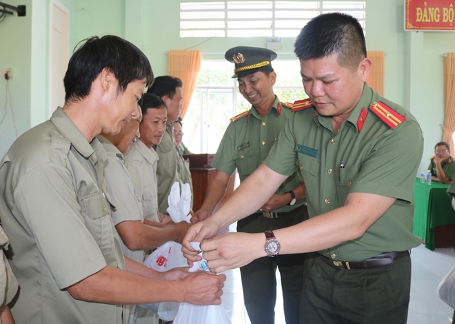 Mang yêu thương về với người dân vùng biên giới đất Sen Hồng - Ảnh minh hoạ 11