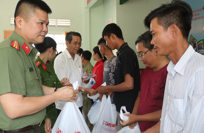 Mang yêu thương về với người dân vùng biên giới đất Sen Hồng - Ảnh minh hoạ 10