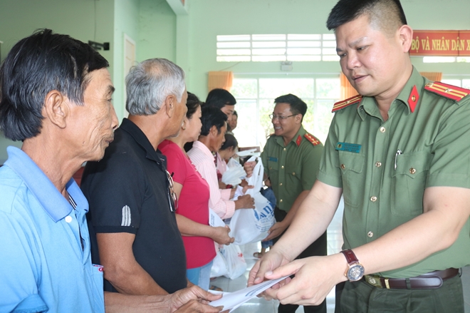 Mang yêu thương về với người dân vùng biên giới đất Sen Hồng - Ảnh minh hoạ 3