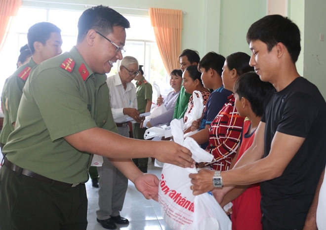 Mang yêu thương về với người dân vùng biên giới đất Sen Hồng - Ảnh minh hoạ 8