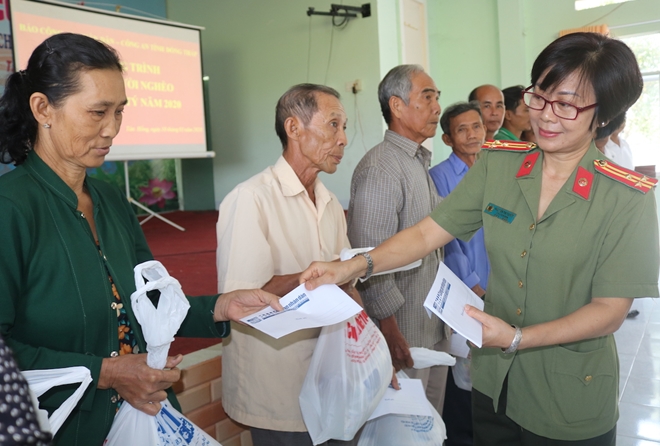 Mang yêu thương về với người dân vùng biên giới đất Sen Hồng - Ảnh minh hoạ 2