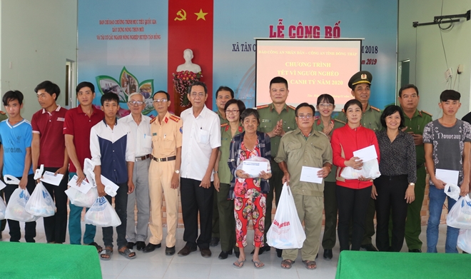 Mang yêu thương về với người dân vùng biên giới đất Sen Hồng - Ảnh minh hoạ 12