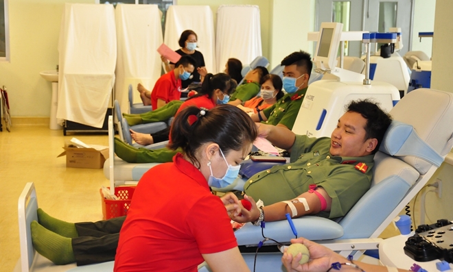 Hơn 70 cán bộ chiến sĩ Công an TP Cần Thơ tham gia hiến máu - Ảnh minh hoạ 2