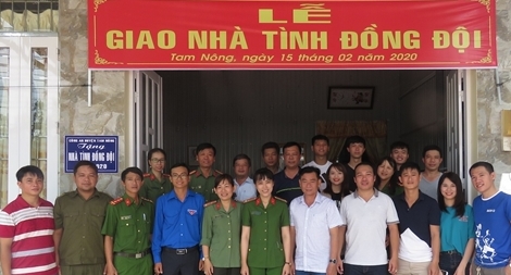 Công an huyện Tam Nông trao nhà tình đồng đội