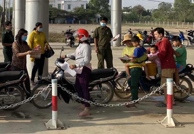 Ra quân tuyên truyền phòng chống COVID-19 tại vùng biên giới Tân Hồng