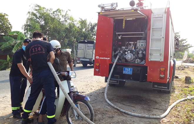 Công an Vĩnh Long điều xe chữa cháy cấp nước sạch cho người dân vùng hạn mặn - Ảnh minh hoạ 2