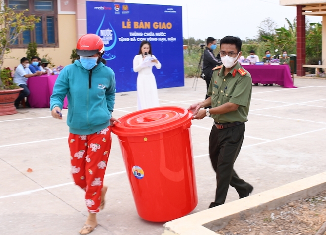 Trao 150 thùng chứa nước ngọt tặng người dân vùng hạn mặn Tiền Giang