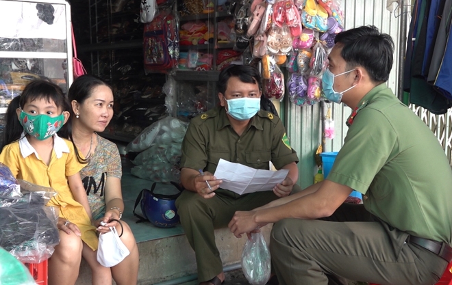 Công an huyện Tam Nông phát khẩu trang cho người dân