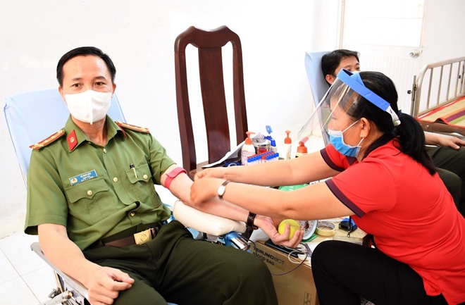 Giám đốc CA Trà Vinh cùng 1000 CBCS tham gia hiến máu tình nguyện