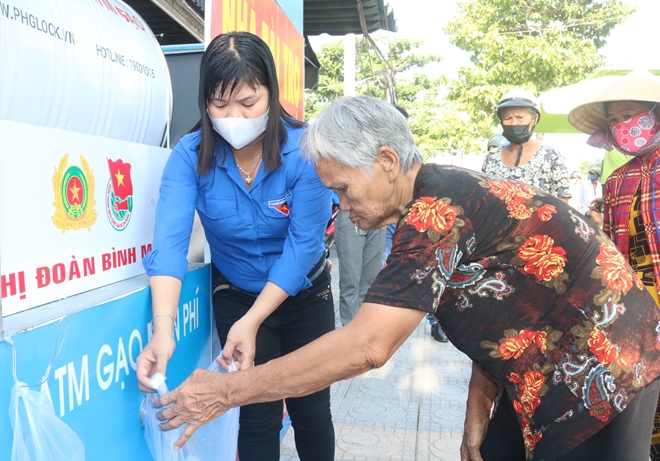 Công an Vĩnh Long tổ chức “ATM gạo” lưu động để hỗ trợ người dân - Ảnh minh hoạ 6